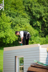 zimmermann arbeitet auf der bausstelle