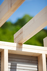 holzbalken beim hausbau