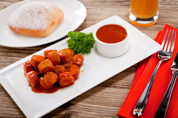 leckere würzige currywurst mit brötchen