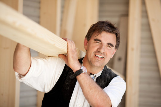 zimmermann tr&auml;gt holzbalken