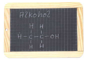 Schiefertafel mit Formel von Alkohol (Ethanol)