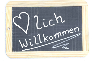 Obraz premium Schiefertafel mit Aufschrift Herzlich Willkommen