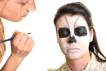 Femme maquillé en crâne