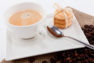 heisser schwarzer kaffee mit hausgemachtem gebäck