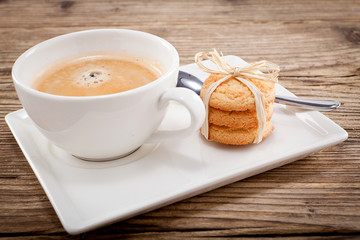 heisser schwarzer kaffee mit hausgemachtem gebäck
