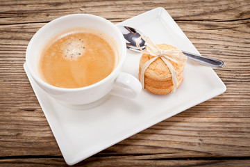 heisser schwarzer kaffee mit hausgemachtem gebäck