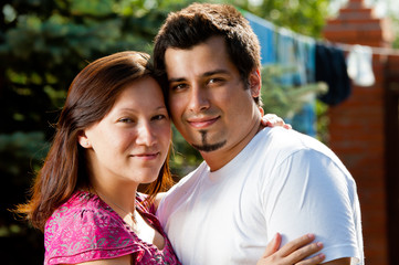 Obraz premium Happy couple outside on a sunny day