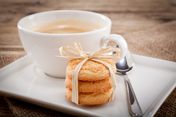 heisser schwarzer kaffee mit hausgemachtem gebäck