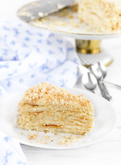 кусок торта наполеон на тарелке