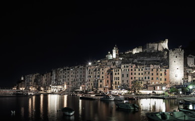 Fototapeta na wymiar Portovenere, noc na przystani i wsi. Cinque Terre, Włochy