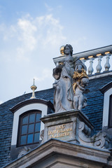 Fototapeta na wymiar Statua na dachu w Grand Place, Bruksela