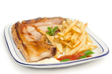 bistecca di maiale arrosto con contorno di patate fritte