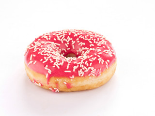 Pinkfarbener Donut vor weissem Hintergrund
