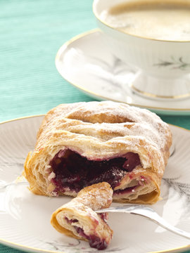Ein St&uuml;ck Kirschkuchen und eine Tasse Kaffee
