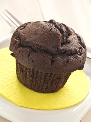 Schokoladen Muffin auf einem Teller