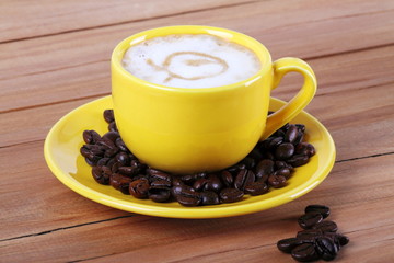 Tazza rossa con caffè e latte