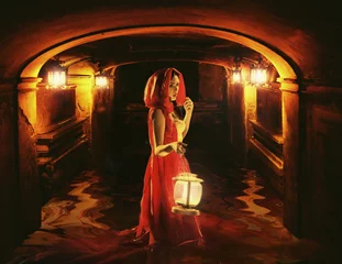 Fototapete Rund Romantic lady holding a lantern in a dark dungeon © konradbak