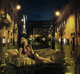 Foto op Plexiglas Artist KB Stijlvolle dame dwaalt tussen antieke gebouwen