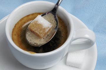 Espresso - Würfelzucker taucht ein - close up