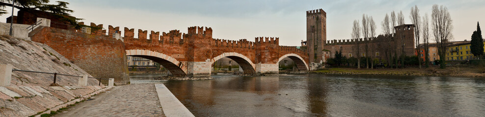 Castelvecchio Verona fotografato dalla riva bassa dell'Adige