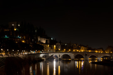 Fototapeta na wymiar Rzeki Adige, która przecina miasto Werona