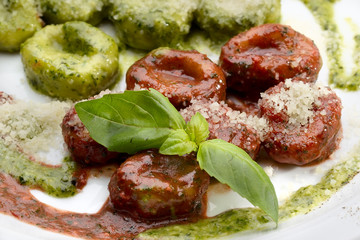 Green and red gnocchi