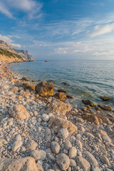 Fototapeta na wymiar Plaża między skałami i morzem. Morze Czarne, Ukraina.
