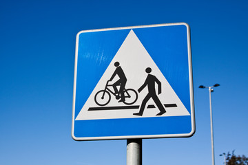 Znak drogowu - Przejście dla pieszych i rowerzystów - obrazy, fototapety, plakaty