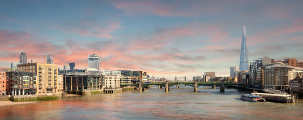 Fototapeta premium Panorama of London - view from Millenium Bridge