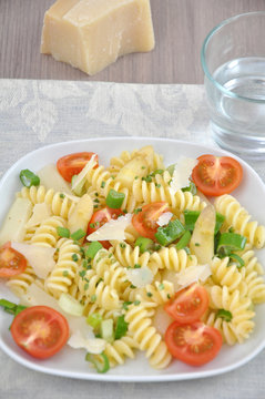 Pasta Primavera mit Spargel und Tomaten