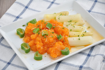 Spargel mit Möhrenbrei