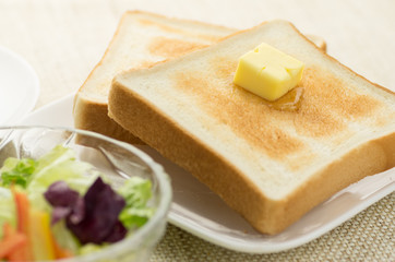 トーストとサラダ