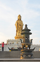 Fototapeta na wymiar South Beach Guanyin 33 metrów statua z brązu chromowana na Zizhulin