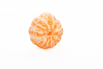 Un mandarino sbucciato su sfondo bianco