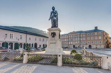 Obraz premium Pomnik Mozarta na placu Mozarta (Mozartplatz) w Salzburgu, Austri