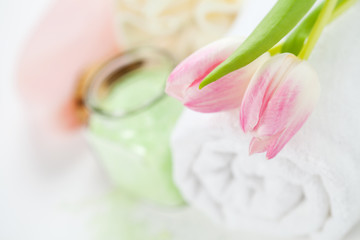 Obraz na płótnie Canvas Spa setting with bath accessories and tulips