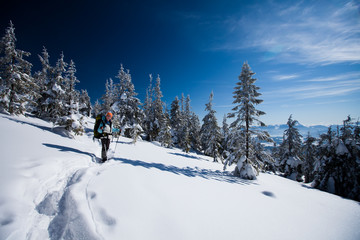 Fototapeta na wymiar Turysta w górach zimą