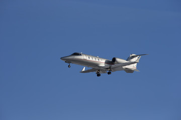Fototapeta na wymiar Jet firma startuje samodzielnie na niebieskim tle nieba.