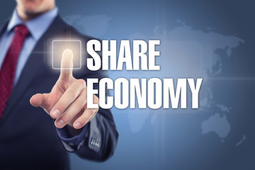 Mann tippt auf Interface Shareconomy