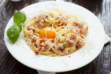 spaghetti with bacon and grated cheese