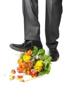 Mann zertritt Blumenstrauss
