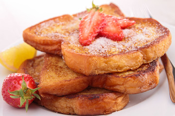 french sugar toast with strawberry