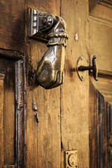 Obraz premium Close-up of ancient door knocker