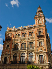 Fototapeta na wymiar Piękny budynek w zabytkowym centrum Sewilli, w Hiszpanii.