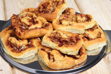 Hefeschnecken mit Apfelstückchen und Cranberries