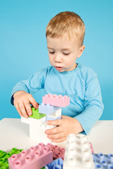 Kind mit Bauklötzen