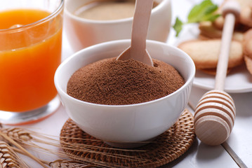 orzo solubile nella ciotola bianca per la colazione