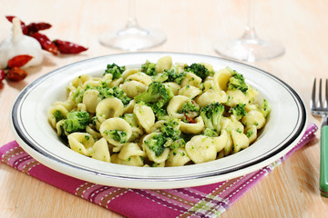 pasta orecchiette con broccoli