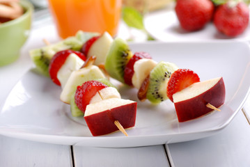 spiedini di frutta assortita