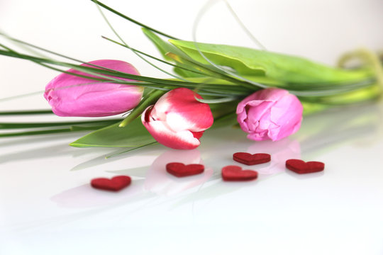 Tulpen mit roten Herzen